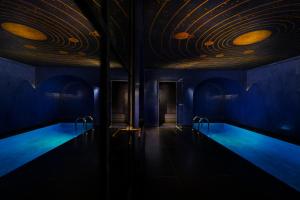 een kamer met een zwembad met een plafond bij Maison Souquet, Hotel & Spa in Parijs