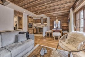 salon z kanapą i stołem w obiekcie Chalet 3 étoiles pour 4 pers avec vue imprenable sur la vallée de Chamonix w mieście Les Houches