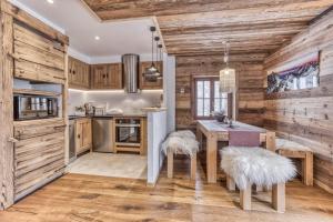 Kuchyň nebo kuchyňský kout v ubytování Chalet 3 étoiles pour 4 pers avec vue imprenable sur la vallée de Chamonix