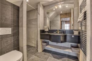 łazienka z umywalką i toaletą w obiekcie Chalet 3 étoiles pour 4 pers avec vue imprenable sur la vallée de Chamonix w mieście Les Houches