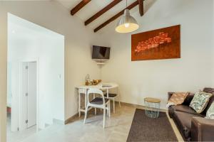 - un salon avec un canapé et une table dans l'établissement Algés Village Casa 4 by Lisbon-Coast vacation, à Algés