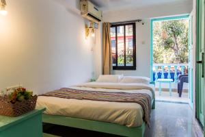 a hotel room with two beds and a window at TTH in Goa Velha