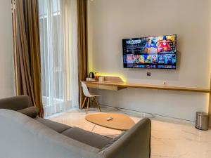 TV i/ili multimedijalni sistem u objektu Facade Hotel by Azana