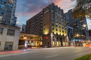 トロントにあるHampton Inn & Suites by Hilton Toronto Downtownの夜の街路の高層ビル