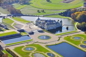uma vista aérea de um castelo sobre um lago em La crème de la crème - Chantilly em Chantilly