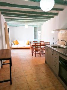 a kitchen and dining room with a table and chairs at Vila Closa Juncosa in Juncosa
