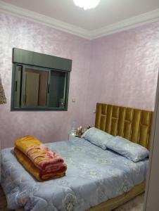 una camera da letto con un letto con specchio e un letto sidx sidx. di casa hermosa ad Agadir
