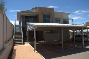 ein Haus mit Markise und Treppe davor in der Unterkunft Copper Retreat Millennium Apartment in Roxby Downs