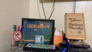 een tabel met verschillende prijzen en andere items erop bij Pagadian City House Rental - Hidehouse in Pagadian