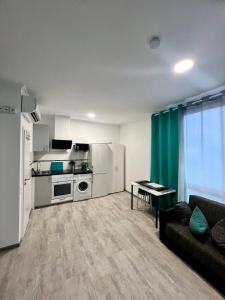 Η κουζίνα ή μικρή κουζίνα στο Neuwertiges Apartment mit schnellem WLAN, Netflix, Glasfaser, Kostenlose Privatparkplatz auch für Transporter geeignet R25