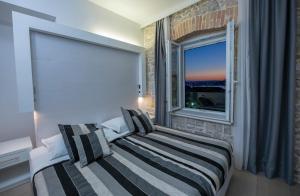 - une chambre avec 2 lits et une fenêtre dans l'établissement A Heritage Split, à Split
