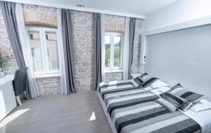 zwei Betten in einem Zimmer mit Fenstern in der Unterkunft A Heritage Split in Split + 93 Fotos