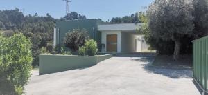een huis met een oprit met een garage bij Verdvillage, Lda in Valença