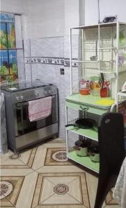 una cucina con fornelli e microonde di LA POSADA CHASQUI INN en LIMA a Lima