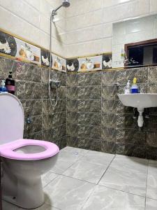 bagno con servizi igienici rosa e lavandino di casa hermosa ad Agadir