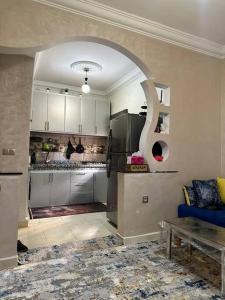 una cucina con arco al centro di una stanza di casa hermosa ad Agadir