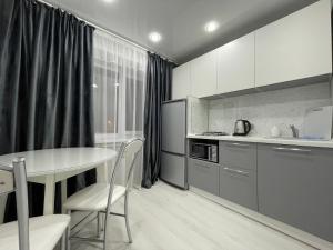 Kitchen o kitchenette sa 1-комнатная квартира с дизайнерским ремонтов в районе Вокзала