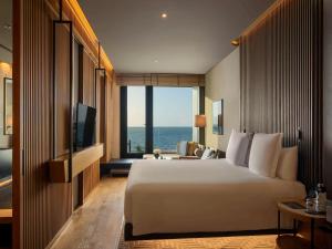 sypialnia z dużym łóżkiem i widokiem na ocean w obiekcie Banyan Tree Dubai at Bluewaters w Dubaju