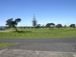 uitzicht op een golfbaan vanaf de weg bij Mollies Place - Waihi Beach Holiday Unit in Waihi Beach