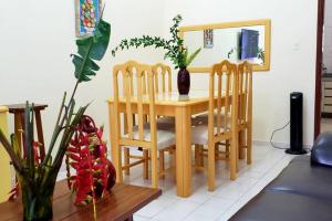 - une table à manger avec des chaises et un vase dans l'établissement Local privilegiado em Aguas !, à Águas de Lindóia