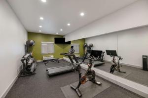 Fitness centrum a/nebo fitness zařízení v ubytování Spark by Hilton Midland South