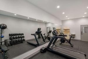 Fitness centrum a/nebo fitness zařízení v ubytování Spark by Hilton Midland South