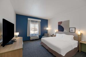 Postel nebo postele na pokoji v ubytování Spark by Hilton Midland South + 30 fotografií