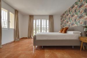 una camera con un letto e una grande finestra di Villa Julieta y Romeo by Bookirentals a Benidorm