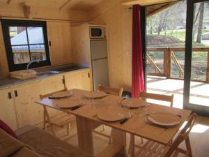 Kuchyň nebo kuchyňský kout v ubytování Camping la Borie Basse