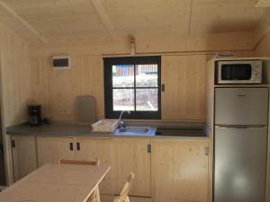Kuchyň nebo kuchyňský kout v ubytování Camping la Borie Basse