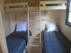 2 literas en una habitación pequeña con 1 cama en Camping la Borie Basse en Condat