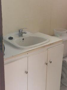 een badkamer met een witte wastafel en een toilet bij Fran&EmmaIII in Temuco