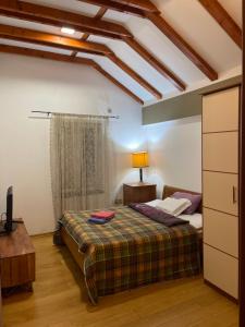 een slaapkamer met een bed in een kamer bij Apartman Belamaric in Šibenik