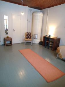 a living room with a large orange rug on the floor at Warkhaus Apartments Korpela in Varkaus