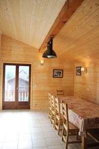 - une salle à manger en bois avec une table et des chaises dans l'établissement Les Campanules - Demi-chalet au pied des pistes, à Saint-Gervais-les-Bains