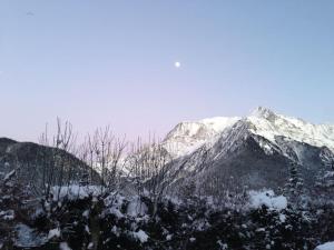 une chaîne de montagnes enneigée avec des montagnes enneigées dans l'établissement Les Campanules - Demi-chalet au pied des pistes, à Saint-Gervais-les-Bains