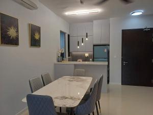 Sunway Velocity Two 4 Rooms 2 Bathrooms for 7 person with Unobstructed KL City View shuang wei wei le cheng qi ren si fang liang ce dan wei gao lou you wu di ji long po ye jing