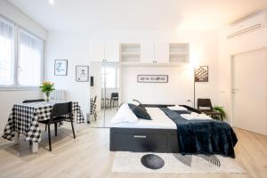 1 dormitorio con 1 cama, mesa y sillas en All in One Parma, en Parma