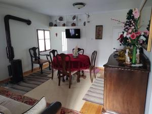 sala de estar con mesa roja y sillas en Sto Dimeiko, en Krionérion