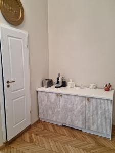 biała kuchnia z blatem i drzwiami w obiekcie Studio Piața Mare w Sybinie +6 zdjęć
