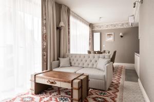 un soggiorno con divano e tavolo di Aries Residence Bukowina a Bukowina Tatrzańska