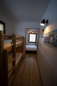 a hallway with two bunk beds in a room at Le Balcon du Snow Roc in Saint-Jean-d'Aulps