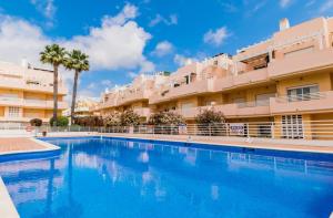 einem Pool vor einem Gebäude in der Unterkunft NEW !! One Bedroom Cabanas Tavira - Banda Musical Blue in Tavira