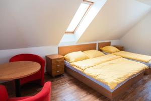 Krevet ili kreveti u jedinici u okviru objekta Pronájem domu u řeky Lužnice v soukromém areálu-blue
