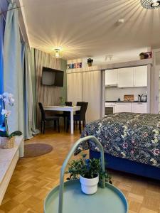 1 dormitorio con cama y mesa con maceta en Top Apartment Nähe Messe/DUS., en Krefeld