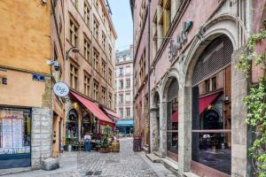 pusta ulica w mieście z wysokimi budynkami w obiekcie NEW - Coup de coeur - Hyper centre w mieście Lyon