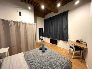 ein Schlafzimmer mit einem Bett und einem großen Bildschirm in der Unterkunft Petit Marin Hyper centre in Lyon