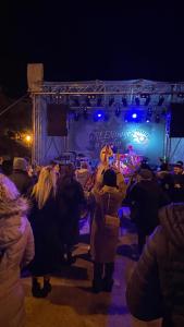 a crowd of people standing in front of a stage at Apartman Belamaric in Šibenik