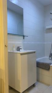 y baño con lavabo y bañera. en Apartamento en el casco antiguo, en Madrid