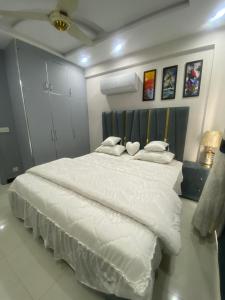 Una cama o camas en una habitación de The Bahria Town Hotel & Suites